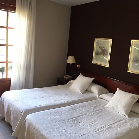Hostal Santa Maria Cacabelos  Εξωτερικό φωτογραφία