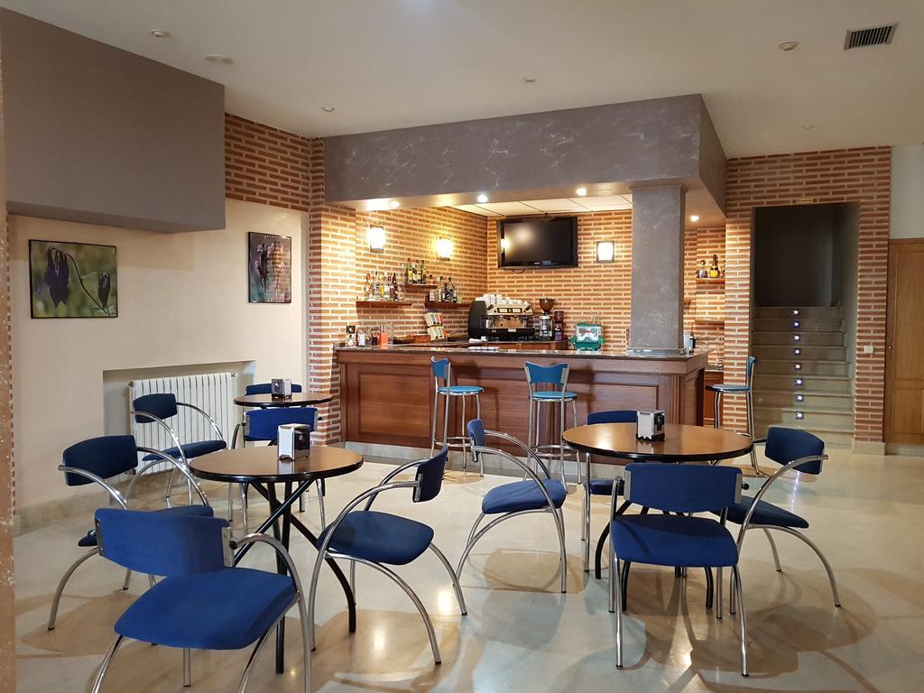 Hostal Santa Maria Cacabelos  Εξωτερικό φωτογραφία