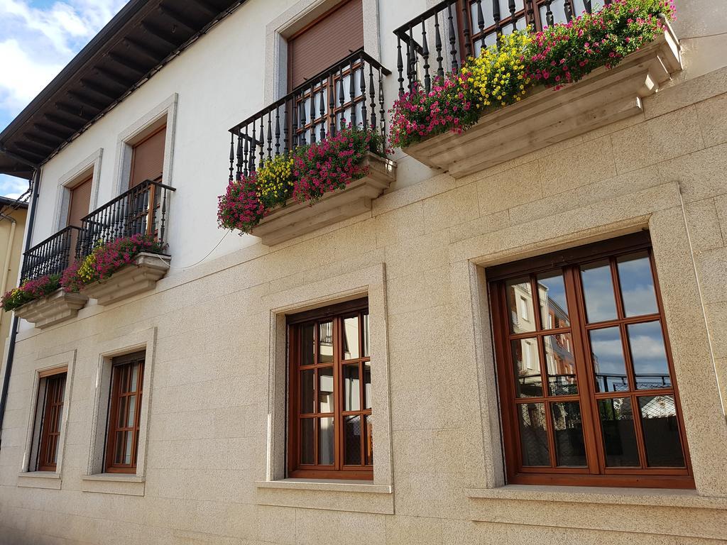 Hostal Santa Maria Cacabelos  Εξωτερικό φωτογραφία