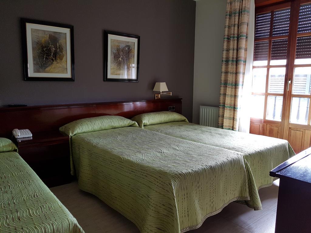Hostal Santa Maria Cacabelos  Εξωτερικό φωτογραφία