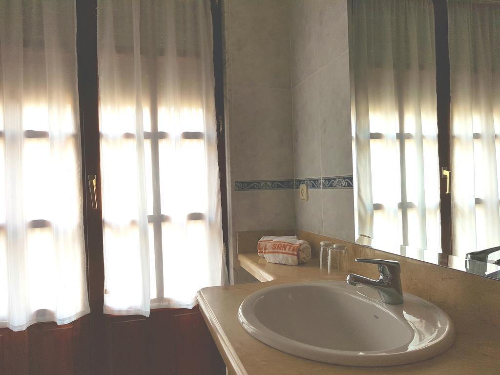Hostal Santa Maria Cacabelos  Εξωτερικό φωτογραφία