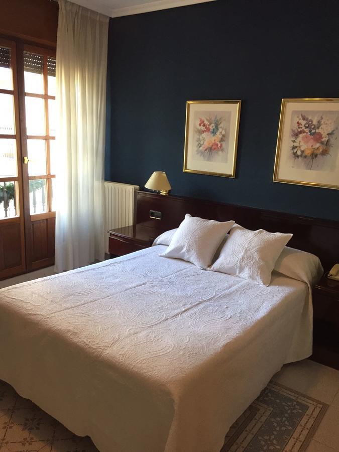 Hostal Santa Maria Cacabelos  Εξωτερικό φωτογραφία