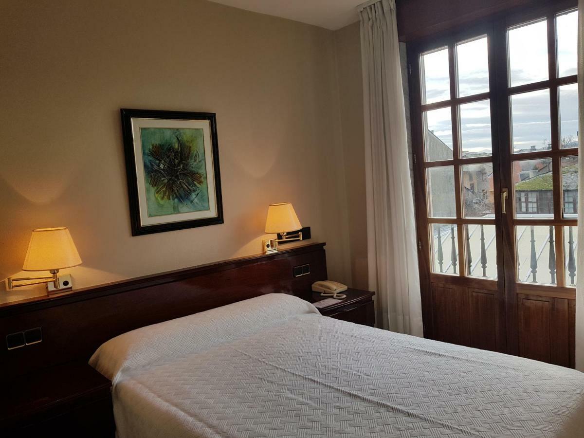 Hostal Santa Maria Cacabelos  Εξωτερικό φωτογραφία
